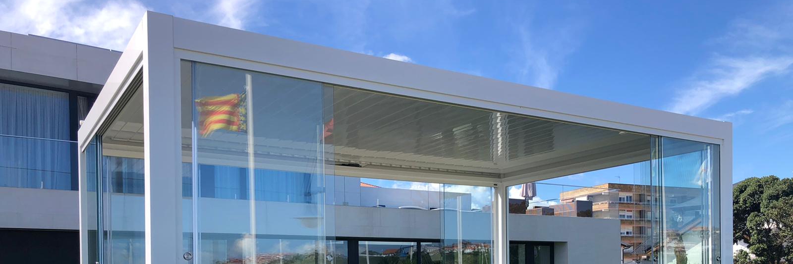 freistehende Glasoase mit festem Dach